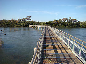 chodník nad řekou Iguazú